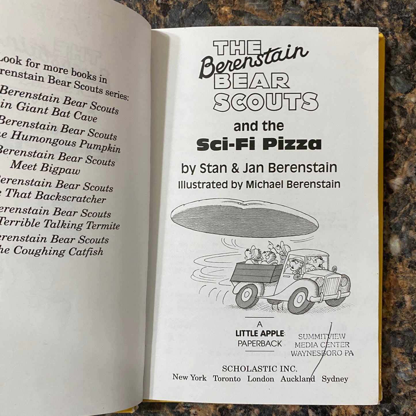 The Berenstain Bear Scouts and the Sci-Fi Pizza